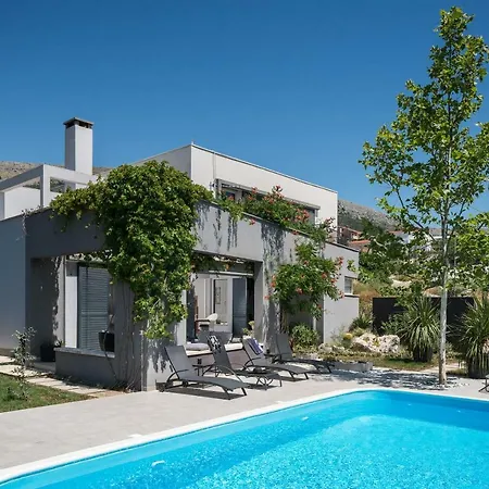 Mod With Heated Pool Willa Podstrana